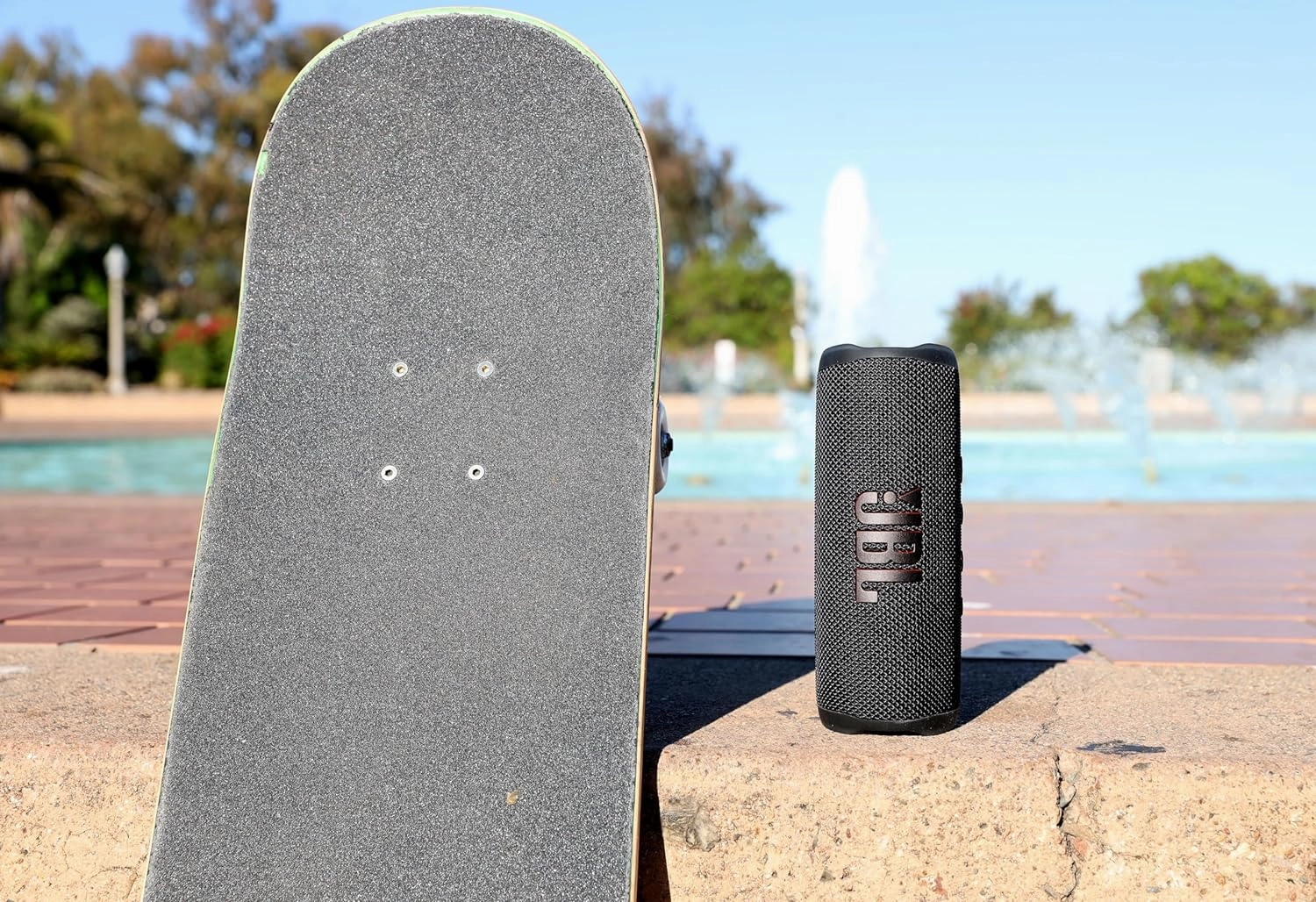 JBL Flip 6 - Portable Bluetooth Speaker, powerful sound and deep bass, IPX7 waterproof, 12 hours of playtime, JBL PartyBoost for multiple speaker pairing for home, outdoor and travel (White)