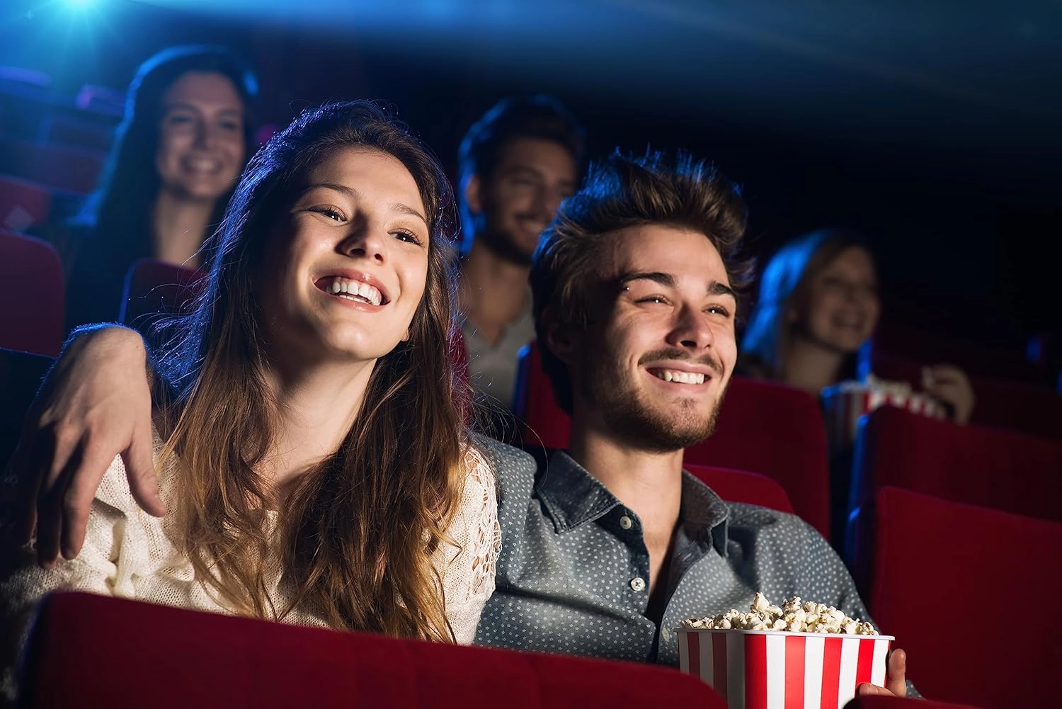 Wonderbox  AMC Movie Theatres Tickets Package for 2  2 Tickets, 2 Drinks,1 Popcorn to Share  Original Gift Idea - Experience Gift - 600 Locations in The US